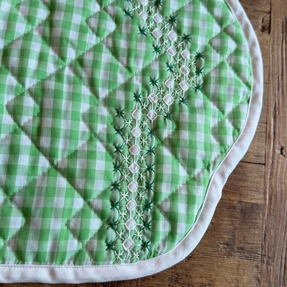 4 Vintage Embroidered Gingham Placemats 1970s Quilted Scalloped. Green/White EUC